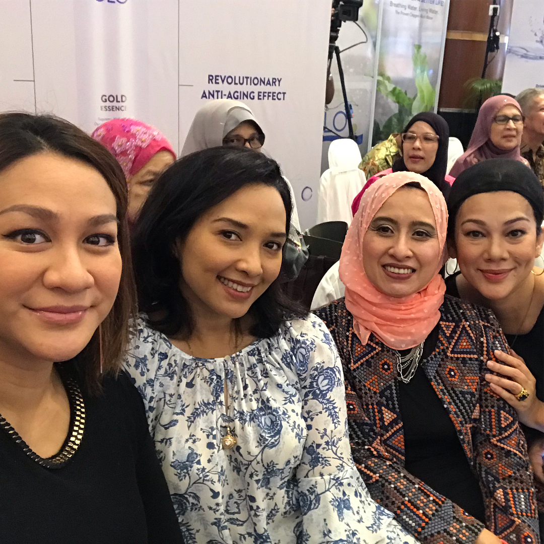 [FOTO] Duduk Sebelah Anak Sendiri Nampak Macam Adik 