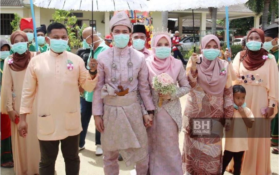 Topeng muka cenderahati di majlis perkahwinan - Soya Lemon