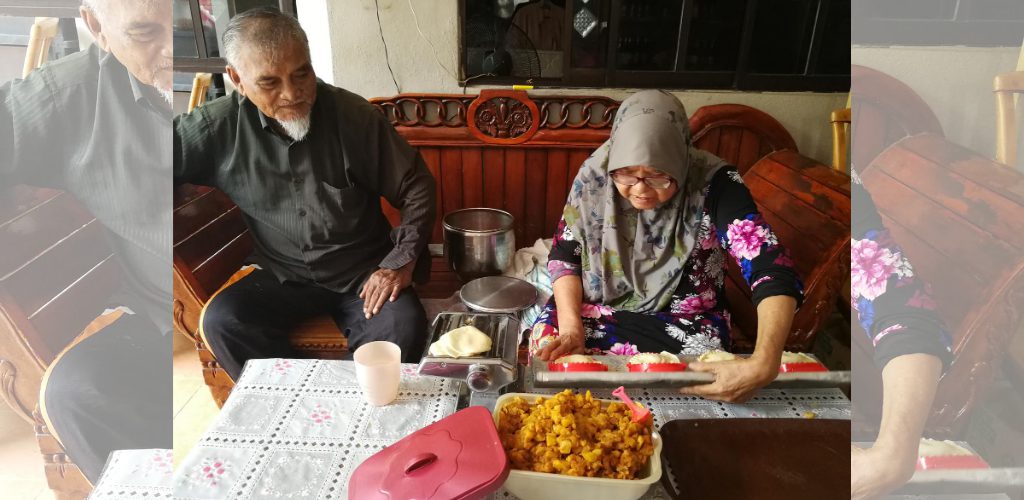 Jual kuih demi keluarga. Kisah warga emas sara empat anak Jual kuih demi keluarga. Kisah warga emas sara empat anak